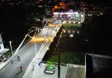 Novo cartão-postal: Prefeitura de  Medeiros Neto inaugura praças, deck e ponte no Centro da cidade