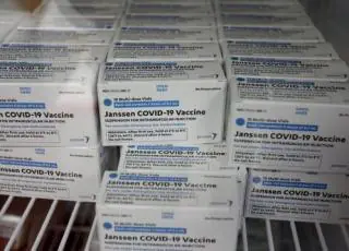 Novo lote com 300 mil doses da vacina da Janssen chega ao Brasil