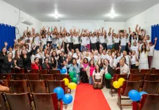 “Nunca é tarde para aprender”: Em noite emocionante, 120 alunos celebram conquista da alfabetização em Teixeira de Freitas