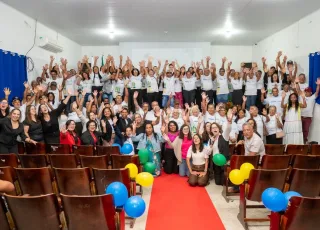 “Nunca é tarde para aprender”: Em noite emocionante, 120 alunos celebram conquista da alfabetização em Teixeira de Freitas