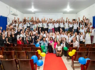 “Nunca é tarde para aprender”: Em noite emocionante, 120 alunos celebram conquista da alfabetização em Teixeira de Freitas