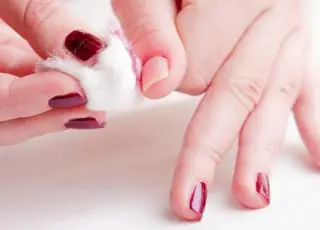 O que é melhor usar: Acetona ou removedor de esmaltes?