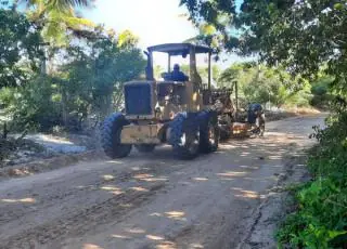 O trabalho não para -  Caravelas faz manutenção da estrada de acesso a praia de Yamanja