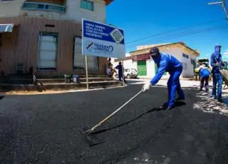 O trabalho não para- Rua do bairro Monte Castelo sendo asfaltada. A próxima será a Rua José de Alencar