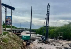 Obra da ponte em Prado recebe vistoria do INEMA