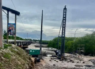 Obra da ponte em Prado recebe vistoria do INEMA
