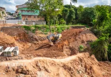 Obra de drenagem na Rua Ipiranga entra em fase decisiva com instalação de nova estrutura