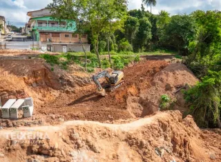 Obra de drenagem na Rua Ipiranga entra em fase decisiva com instalação de nova estrutura