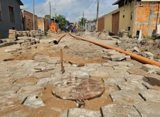 Obra de esgotamento sanitário avança no bairro Ettori Gazzinelli e reforça compromisso de Mucuri com a saúde e o meio ambiente