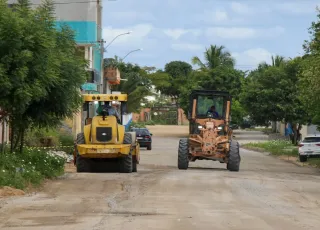 Obra de pavimentação prossegue na Avenida das Galáxias e ruas adjacentes, em Teixeira de Freitas