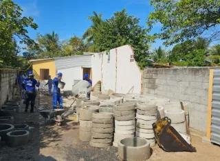 Obra de saneamento promete acabar com décadas de despejo de esgoto no mangue em Mucuri