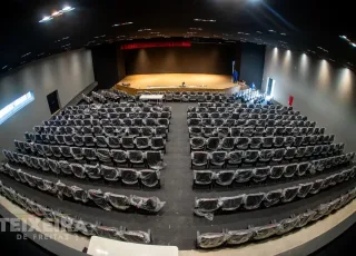 Obra do novo auditório da Escola Antônio Chicon Sobrinho avança para fase de acabamentos