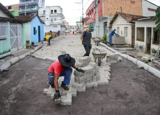 Obra do Shopping Teixeira Mall: Prefeitura pavimenta rua no bairro Alagoas