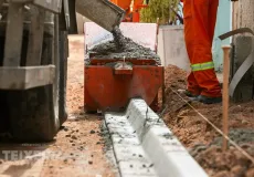 Obras avançam no Liberdade II com instalação de meio-fio na Rua Monte Belo