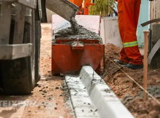 Obras avançam no Liberdade II com instalação de meio-fio na Rua Monte Belo