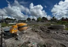 Obras da nova praça no bairro Henrique Brito avançam em Posto da Mata