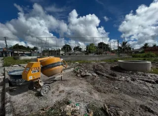 Obras da nova praça no bairro Henrique Brito avançam em Posto da Mata