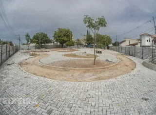 Obras da Praça do Recanto do Lago avançam com instalação de piso, iluminação e construção de bancos