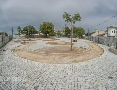 Obras da Praça do Recanto do Lago avançam com instalação de piso, iluminação e construção de bancos