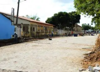 Obras da primeira rua no entorno do Estádio de Medeiros Neto estão concluídas; prefeita anuncia mais obra