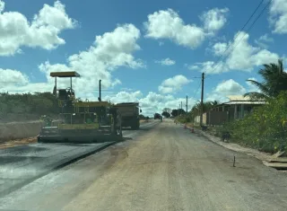 Obras de asfaltamento para Cumuruxatiba avançam e prometem impulsionar o turismo 