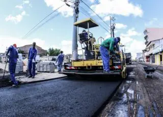 Obras de asfaltamento são realizadas na Rua da Pituba no bairro Bela Vista