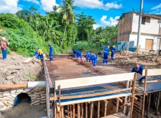 Obras de drenagem no Tancredo Neves avançam e ultrapassam 50% de execução em Teixeira de Freitas