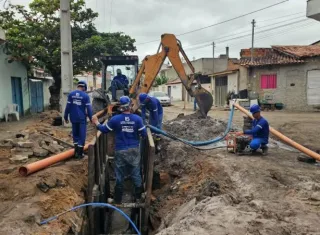 Obras de esgotamento sanitário avançam e ultrapassam 50% de execução em Mucuri