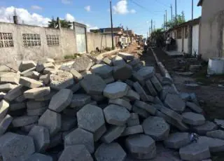 Obras de pavimentação é realizada na Rua Teixeira de Freitas em Alcobaça