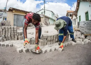 Obras no entorno do Shopping Teixeira Mall avançam e ruas do bairro Alagoas recebem pavimentação