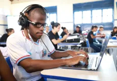 Óculos Orcam doados pelo Governo da Bahia mudam a realidade de estudantes baianos com deficiência visual