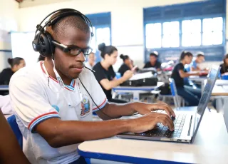 Óculos Orcam doados pelo Governo da Bahia mudam a realidade de estudantes baianos com deficiência visual