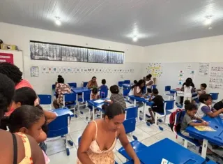 Oficina reúne famílias e alunos em manhã de atividades sobre alfabetização e letramento na Escola Municipal Irmã Dulce