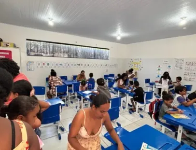 Oficina reúne famílias e alunos em manhã de atividades sobre alfabetização e letramento na Escola Municipal Irmã Dulce