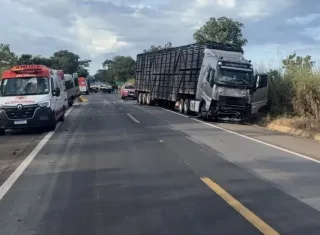 Oito pessoas morrem e oito ficam feridas em grave acidente com três veículos na BR-020