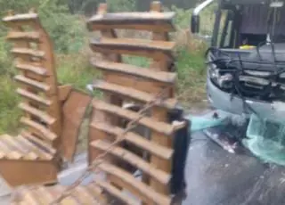 Ônibus bate no fundo de carreta e congestiona o trânsito na BR 101 em Itabatã