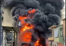 Ônibus coletivo é destruído pelo fogo em Porto Seguro