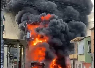 Ônibus coletivo é destruído pelo fogo em Porto Seguro