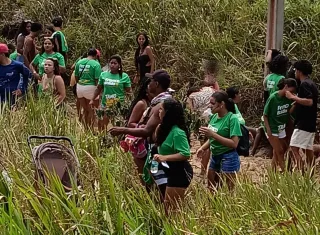 Ônibus com apoiadores de ACM Neto tomba em Prado e deixa feridos, incluindo crianças