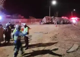 Ônibus  com torcedores do Corinthians capota e deixa 8 mortos na Fernão Dias/MG