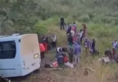 Ônibus com trabalhadores rurais cai em ribanceira em Pedro Canário/ES; todos os 43 ocupantes passam bem