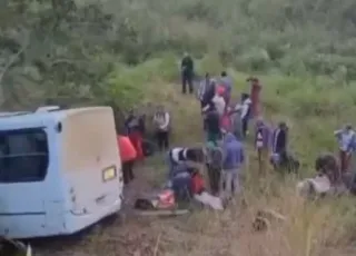 Ônibus com trabalhadores rurais cai em ribanceira em Pedro Canário/ES; todos os 43 ocupantes passam bem