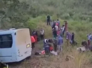 Ônibus com trabalhadores rurais cai em ribanceira em Pedro Canário/ES; todos os 43 ocupantes passam bem