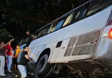 Ônibus com universitários tomba na BR-101 e estudantes deixam veículo pelas janelas