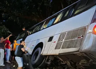 Ônibus com universitários tomba na BR-101 e estudantes deixam veículo pelas janelas