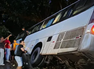 Ônibus com universitários tomba na BR-101 e estudantes deixam veículo pelas janelas
