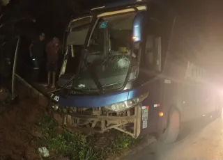 Ônibus da Águia Branca cai em valeta da BR 101 em Teixeira de Freitas e por pouco não causa uma tragédia