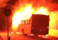 Ônibus da empresa Santa Clara é completamente consumido pelo fogo no bairro Tancredo Neves