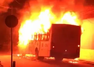 Ônibus da empresa Santa Clara é completamente consumido pelo fogo no bairro Tancredo Neves