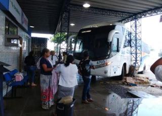 Ônibus da Expresso Brasileiro sem freio invade rodoviária em Itabela